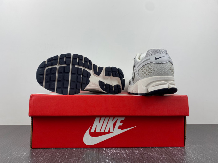 nike zoom vomero 5 photon dust metallic silver fd0884-025