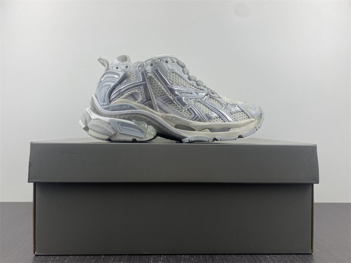 Ba1en*iaga runner 8000018