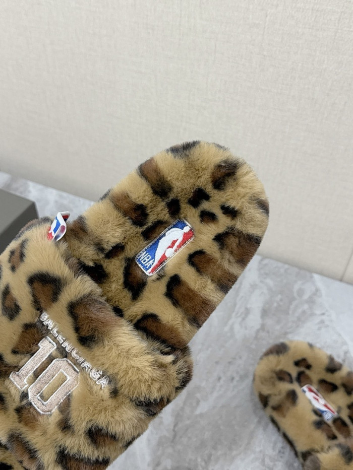 Balenciag* Sandal BS116