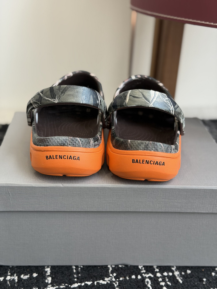 Balenciag* Sandal BS126